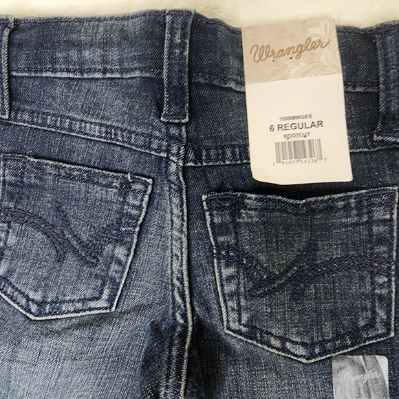 Wrangler Girls Stretch Boot cut Jean, size 6 mid-blue. - Picture 5 of 9